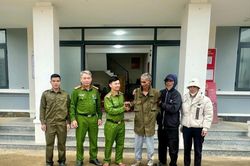 Công an xã A Vương tìm được người đàn ông đi lạc cách xa nhà 120km