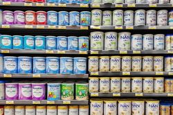 Lần theo nguồn cơn cuộc thu hồi sữa quy mô toàn cầu của Nestlé