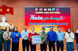 Mặt trận phường Điện Bàn Đông tặng quà gần 150 triệu đồng cho người dân xã Khâm Đức kết nghĩa