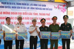Bộ Tư lệnh Vùng 5 Hải quân tặng quà quân, dân trên đảo Thổ Chu