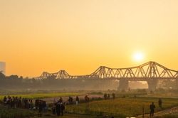 Hà Nội: Ngắm bình minh sớm tại bến hoa Phúc Xá bên chân cầu Long Biên