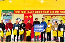 Tặng 100 suất quà cho người dân khó khăn xã Phước Trà