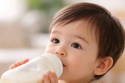6 dấu hiệu bất thường sau khi trẻ uống sữa bột, bố mẹ cần đưa ngay tới bệnh viện