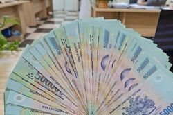 Chi lương, thưởng trên 5 triệu đồng qua tiền mặt: Khi thói quen cũ va chạm quy định mới