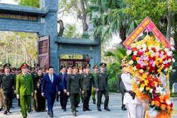 Bộ trưởng Bộ Công an dâng hương tưởng niệm Chủ tịch Hồ Chí Minh và cố Bộ trưởng Trần Quốc Hoàn