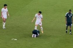 Đình Bắc và đồng đội an ủi cầu thủ U23 Saudi Arabia bật khóc