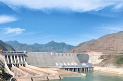Thủy điện Hủa Na (HNA) vay trăm tỷ thâu tóm nhà máy mới, cổ phiếu lao dốc, thanh khoản đóng băng