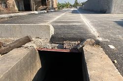 Xác minh việc làm đường đè mương thủy lợi để đi qua 6 lô đất