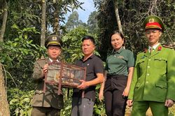Người dân xã Hạnh Lâm bàn giao, thả Culi quý hiếm về rừng tự nhiên