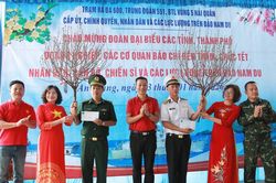 Bộ Tư lệnh Vùng 5 Hải quân tặng quà các lực lượng trên quần đảo Nam Du