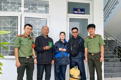 Công an xã Vạn Ninh và người dân trao lại ba lô cho du khách Mỹ đánh rơi