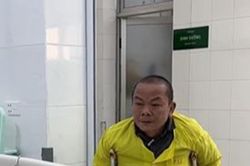 Xúc động khoảnh khắc người cha chống nạng tiễn biệt con trai trước khi hiến tạng