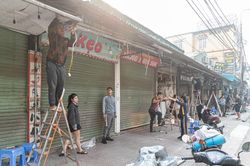 Tiểu thương chợ sinh viên phía Tây Hà Nội đồng loạt gỡ mái che, trả lại vỉa hè