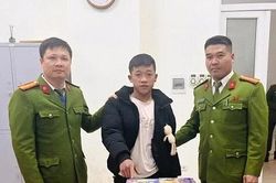 Thanh niên 18 tuổi 'kiếm thêm' bằng 'nghề' buôn bán pháo hoa nổ