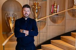 Michael Carrick chính thức dẫn dắt Manchester United theo hợp đồng đến năm 2026