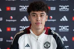 Manchester United chính thức triệu hồi tiền đạo Ethan Wheatley