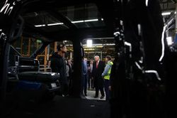 Ông Trump giơ 'ngón tay thối' trong chuyến thăm nhà máy Ford