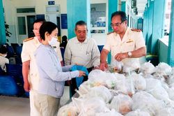 Tặng 130 suất ăn tình thương cho bệnh nhân nghèo
