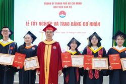 Học viện Cán bộ TPHCM trao bằng tốt nghiệp đợt 2 năm 2025