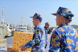 Mang quà Tết đến Nhà giàn DK1 và các tàu trực trên biển