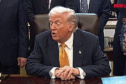 Ông Donald Trump nói gì khi được tặng huy chương Nobel Hòa bình?