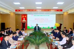 Tổng giám đốc Ngân hàng Chính sách xã hội Dương Quyết Thắng làm việc với chi nhánh Nghệ An