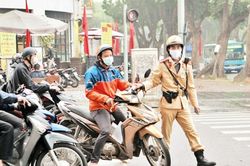 Người chạy xe máy quá chậm bị xử phạt bao nhiêu tiền? Có bị trừ điểm giấy phép lái xe không?