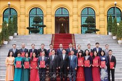 Chủ tịch nước Lương Cường trao quyết định bổ nhiệm Đại sứ Việt Nam tại nước ngoài
