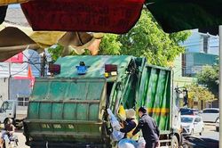 Lâm Đồng: Thu gom, xử lý rác thải tồn đọng dọc quốc lộ 20