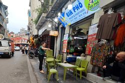 Hình ảnh trật tự đô thị trái ngược ở các phố trung tâm gần hồ Gươm chiều cuối tuần