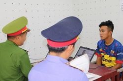 Kiểm sát viên phối hợp lấy lời khai đối tượng 'cướp tài sản' sau khi mua dâm