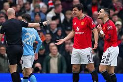 Man Utd đè bẹp Man City 5-0: Carrick hồi sinh Quỷ đỏ và nỗi lo mang tên Dalot
