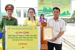 Phân bón Dầu khí Cà Mau trao tặng 150 phần quà cho học sinh khó khăn