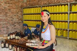 Người Co giữ nghề xâu cườm, giữ nét độc đáo trang phục truyền thống