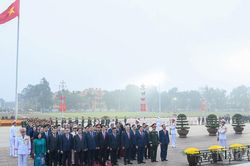 Đại biểu dự Đại hội XIV của Đảng vào Lăng viếng Chủ tịch Hồ Chí Minh