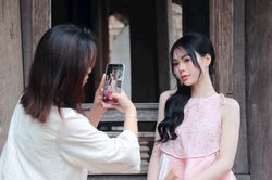 Sắc xuân từ những tà áo dài ở làng cổ Đường Lâm