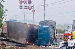 Xe tải lật ngang cầu, cửa ngõ Tây Bắc TPHCM ùn tắc kéo dài