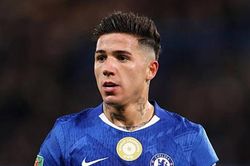 Tin chuyển nhượng 19/1: Chelsea sẵn sàng bán Enzo Fernandez, MU liên hệ Xavi Hernandez