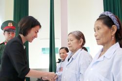 Trao tặng quà cho bệnh nhân thuộc gia đình chính sách, hộ nghèo, người dân tộc thiểu số xã Trà Tân