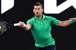 Novak Djokovic chạm mốc 100 chiến thắng tại Australian Open sau trận thắng Martinez