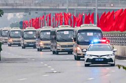 Đoàn xe đại biểu tới Trung tâm Hội nghị Quốc gia dự phiên họp trù bị Đại hội XIV của Đảng