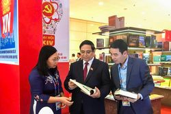 Thủ tướng thăm gian trưng bày sách báo tại Đại hội XIV của Đảng