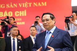 Thủ tướng Phạm Minh Chính thăm, động viên phóng viên báo chí tác nghiệp tại Đại hội XIV của Đảng