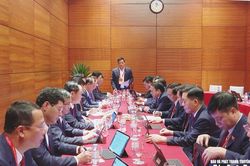 Đoàn đại biểu Đảng bộ tỉnh Nghệ An thảo luận các Văn kiện trình Đại hội XIV của Đảng