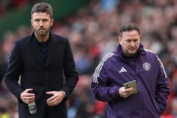 Michael Carrick tính dùng Mazraoui thay Dalot làm quân bài tẩy trước Arsenal