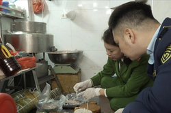 Hà Nội: Phát hiện cơ sở sản xuất giò chả chứa hàn the