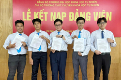 'Cậu bé vàng' vào Đảng để nguyện đi đúng hướng