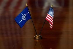 Mỹ sẽ cắt giảm khoảng 200 nhân sự tại NATO