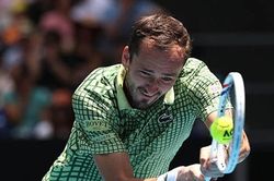 Daniil Medvedev ngược dòng đẳng cấp trước Quentin Halys tại Australian Open