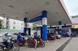 Giá xăng giảm, giá dầu tăng mạnh